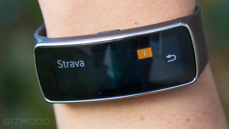 Illustration for article titled Samsung Gear Fit Review: A Beautiful Wristable Gone to Waste